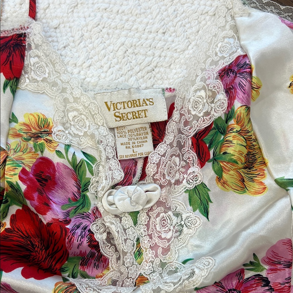 🎁🎁♥️♥️Vintage Victoria's Secret Floral Satin Chemise with Lace - Picture 2 of 15